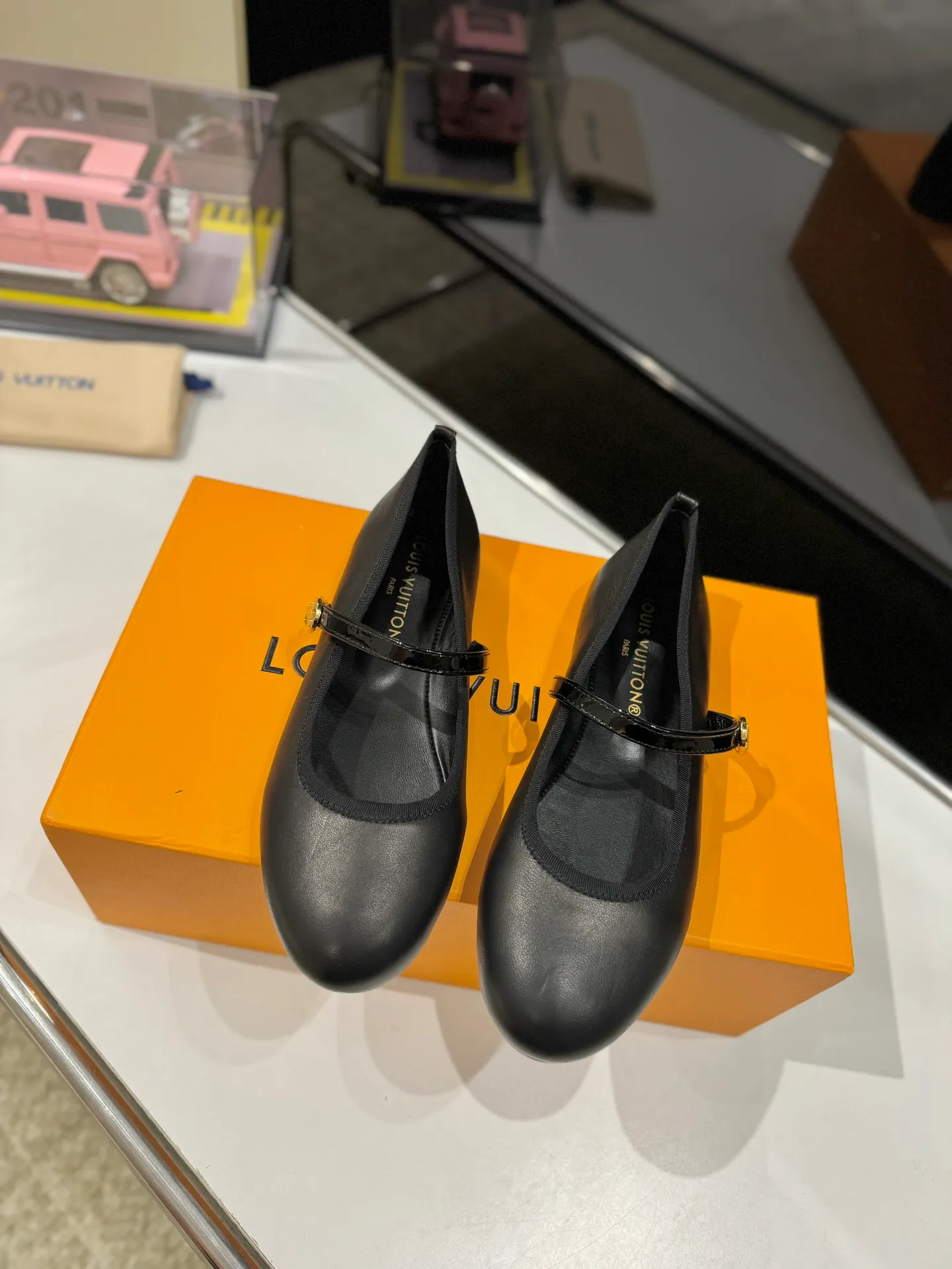 👟👟Ex-factory price 600👟👟 👟👟LV | Louis Vuitton 25𝐬𝐬 🧡💚2025 early spring new top version‼ ️The original version is the same. The counter specializes in the latest ROMY flat ballet shoes. Hard goods are new🆕 ❥Purchase level! Full of high-end feel! A popular model among bloggers at home and abroad, it’s retro and fashionable and looks amazing on your feet! Mainly recommended models on the official website★ ✅Upper: Highly customized denim/lambskin/presbyopia leather ✅Inner lining: imported sheepskin lining ✅Outsole: original Italian leather outsole ✅Shoe size: 35-39 (customized for 40, 41, 42) ✅Packaging: full set of exquisite packaging